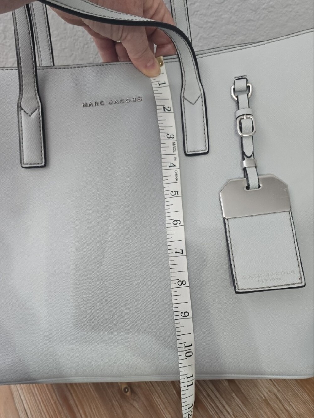 Marc Jacobs Luggage Tag Tote Griffin Gray - Picture 14 of 16